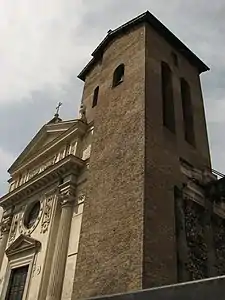 Torre fortificada transformada em torre sineira da igreja em 1599