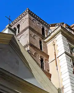 Campanário medieval, já incorporado pelos edifícios vizinhos