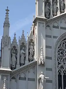 Estátuas na fachada, com destaque para "São Francisco Xavier", "São Domingos de Gusmão", e "São Miguel Arcanjo".