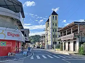 Rua Bolívia, uma das principais vias do bairro, com a Igreja Santa Cruz ao fundo.