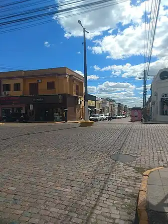Rua Dr. Pena, na direção oeste. Na horizontal, a avenida Sete de Setembro
