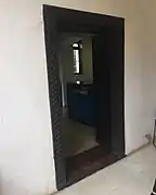 Porta com detalhes em adorno.