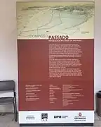 Banner explicativo sobre o museu na entrada.