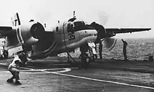 Um Grumman S-2E Tracker do esquadrão antissubmarino VS-32 Norsemen preparando para voo a partir do convés do USS Wasp (CV-18) (c.1969)