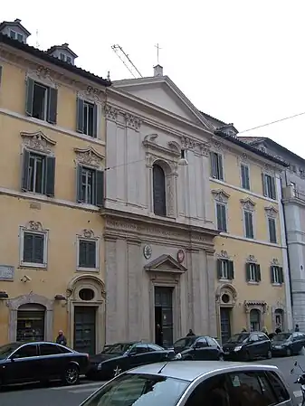 Vista da igreja entre os edifícios posteriores.