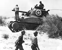 Um tanque americano Sherman desembarcando na Sicília em 10 de julho de 1943.