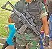 Um militar malásio com o modelo SG 553.