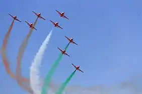 Surya Kiran Aerobatics Team exibindo tricolor.