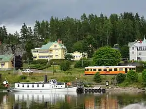 Cidade junto ao lago Åmänningen e a linha férrea