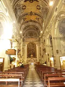 Interior na direção do altar-mor.