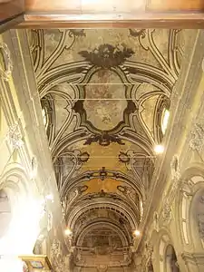 A abóbada de berço do teto.