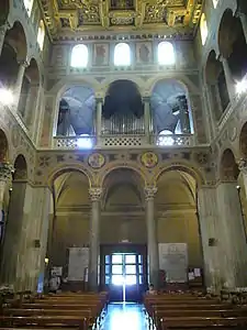 Contra-fachada e órgão