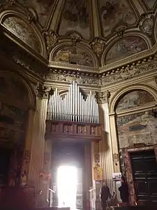 Contra-fachada e o órgão.