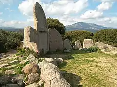 Túmulo do gigante perto de Dorgali na Sardenha, Itália
