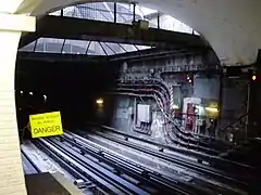 Poço de iluminação na extremidade leste da estação.