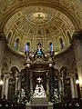 Vista do altar-mor sob a cúpula
