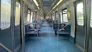 Salão de passageiros de uma das composições da Frota F.