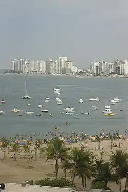 Vista de hotéis e apartamentos de Salinas