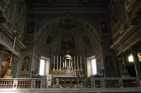 Abside e o altar-mor