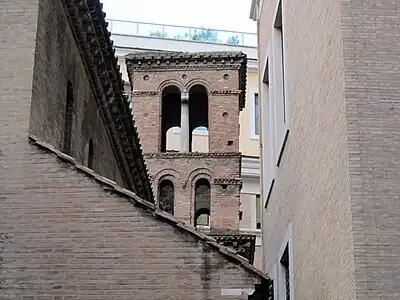 O campanário do século XII.