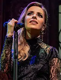 A cantora Sandy, musa de 2011, conhecida por sua imagem de "boa moça", num contraponto à imagem passada pela cerveja.