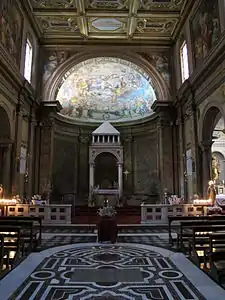 Altar mor e abside vista pelo interior