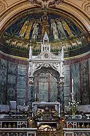 Baldaquino sobre a famosa estátua de Santa Cecília de Stefano Maderno (ao lado) e uma vista do interior da abside.