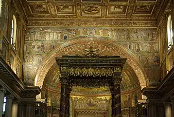 O arco triunfal na cabeceira da nave, com seus famosos mosaicos