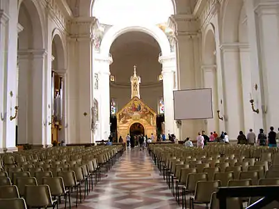 Interior neoclássico reconstruído depois do terremoto de 1832. No cruzeiro, a Porciúncula.