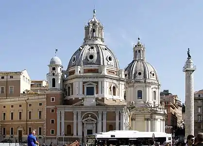 Santa Maria di Loreto e sua "gêmea", Santissimo Nome di Maria al Foro Traiano, do século XVIII, e a Coluna de Trajano.