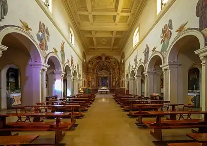 Vista do interior em direção ao altar