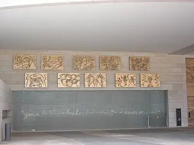 Obras de Pedro Calapez junto à entrada da Basílica da Santíssima Trindade