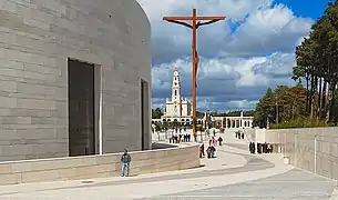 A Basílica da Santíssima Trindade, a Cruz Alta e a Basílica do Rosário o fundo