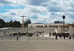 O recinto de oração e a Basílica da Santíssima Trindade ao fundo