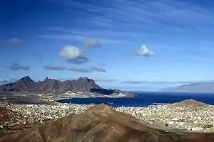 Vista da cidade de Mindelo na baía do Porto Grande, com o Monte Cara (à esquerda) e Santo Antão (ao fundo, à direita).