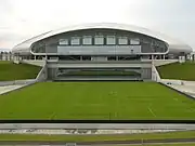 Gramado retrátil no exterior do estádio