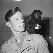 Um cuxiú-preto nos ombros de um homem, em 1962