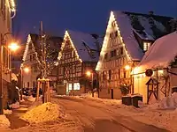 Árvores e casas iluminadas em Schöckingen