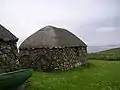 Blackhouse restaurada no museu em Trotternish, Ilha de Skye (Escócia).