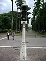 Antigo semáforo, entre a praça e a avenida João Pinheiro.