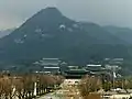Vista sobre o Gyeongbokgung e a Casa Azul ao pé da montanha Bukhansan