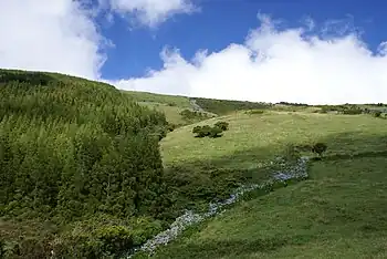 Serra do Topo, as montanhas e as pastagens sucedem-se junto à estrada que sobe a mais de 900 metros de altitude