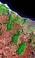 Foto do satélite LANDSAT 7 das Serras do Juá (acima), Maranguape (centro) e Aratanha (abaixo). Está ressaltada a diferença na vegetação da serra e do sertão cearense.