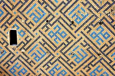 Azulejos com escritos em cúfico quadrado no Aq-Saray