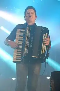 Marrone da dupla sertaneja Bruno e Marrone tocando uma Scandalli na Festa de 13 anos do Villa Country em São Paulo (SP)