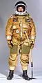 O astronauta John Young em um traje usado na primeira fase do projeto Space Shuttle.