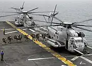 Um Super Stallion transportando fuzileiros navais americanos a bordo do USS Bataan (LHD-5).