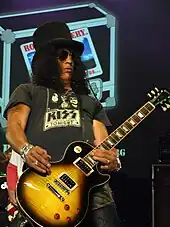 Slash se apresentando