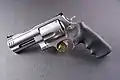Um S&W Model 500 com cano curto.