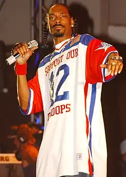Rapper Snoop Dogg, com estilo parecido à Daara J.